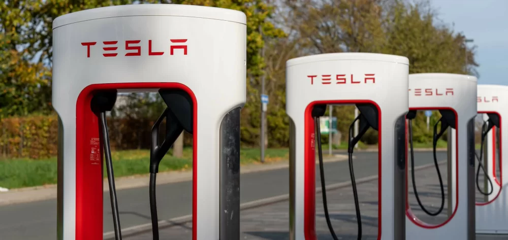 so-investieren-sie-in-tesla